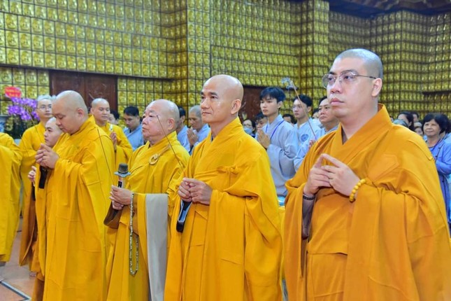 Thượng tọa Thích Thiện Quý, Phó ban kiêm Chánh Thư ký Ban Trị sự GHPGVN TP.HCM cùng chư tôn đức thành kính tưởng niệm