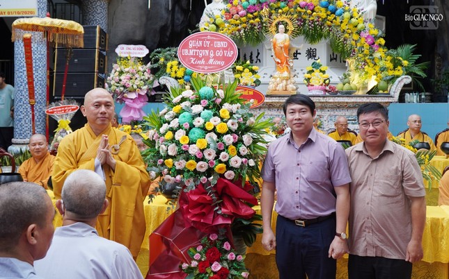 Lãnh đạo chính quyền Q.Gò Vấp tặng hoa chúc mừng