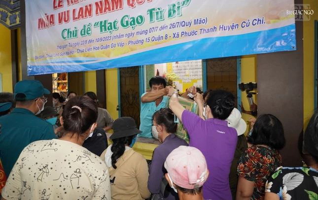 Trao tặng 600 phần quà tại chùa Linh Sơn Hải Hội Trao tặng 600 phần quà tại chùa Linh Sơn Hải Hội