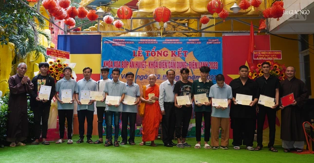 Đại diện Ủy ban MTTQVN Q.Gò Vấp, cùng chư tôn đức trao chứng chỉ đến học viên