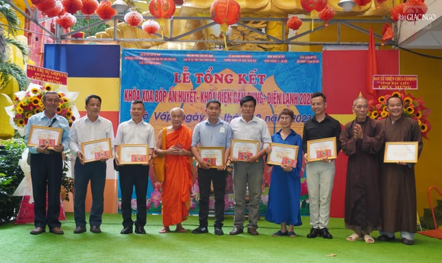 Chư tôn đức trao bằng công đức tri ân đến thầy cô giáo