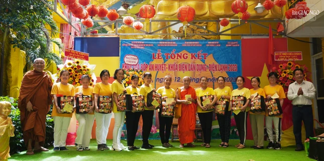 Dịp này chùa Kỳ Quang II cũng tặng quà đến người cao tuổi trong địa bàn phường 17, Q.Gò Vấp