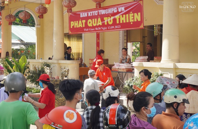 Mỗi phần quà gồm có 10 kg gạo, 1 thùng mì và tiền mặt 200 ngàn đồng