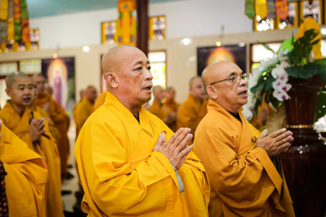 Thượng tọa Thích An Thường cùng chư tôn đức trong lễ Bố-tát