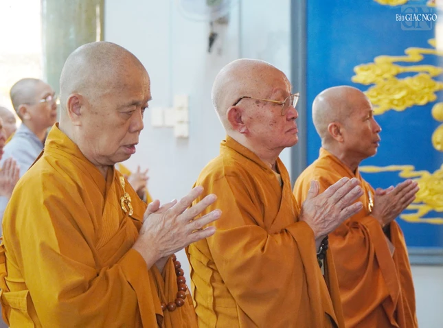 Chư tôn đức trong khóa lễ Bố-tát tại chánh điện tại chùa Huỳnh Kim