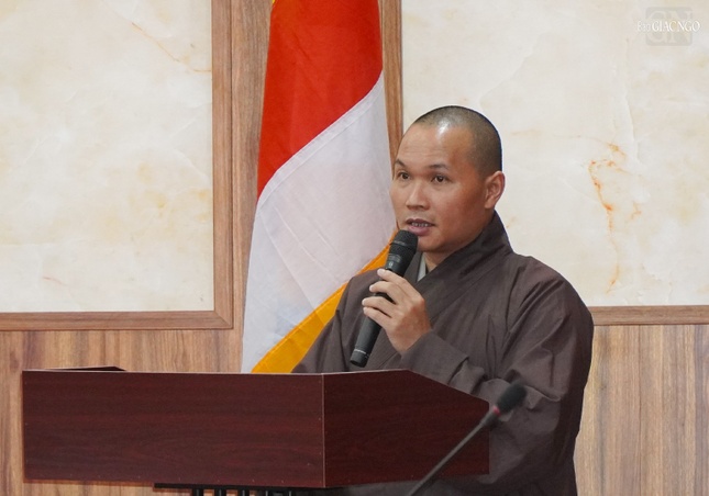 Đại đức Thích Pháp Toàn, trợ lý Văn phòng II của Ban Pháp chế T.Ư dẫn chương trình buổi họp