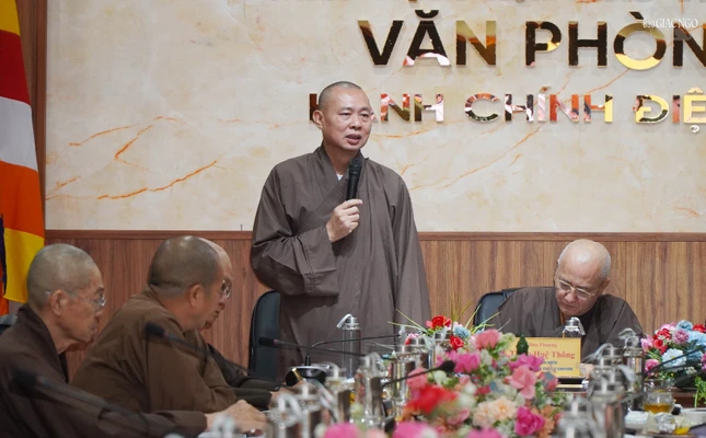 Thượng tọa Thích Tâm Đức, Phó Thường trực Ban Pháp chế T.Ư (Trưởng Phân ban phụ trách về pháp luật) đóng góp ý kiến về khóa bồi dưỡng