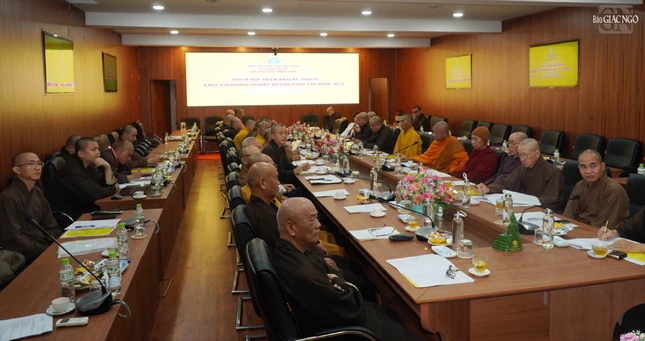 Chư tôn đức Tăng Ni, cư sĩ Ban Pháp chế T.Ư tham dự phiên họp