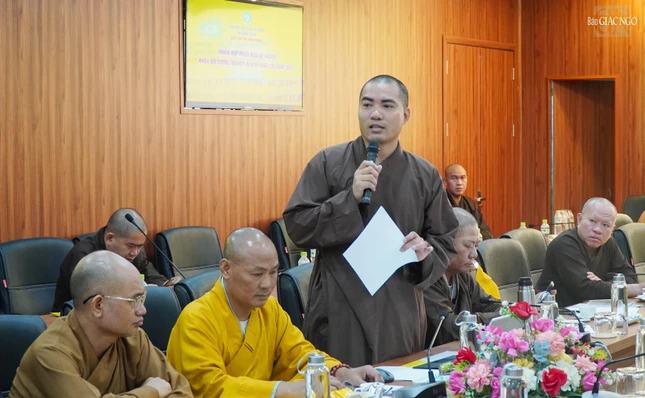 Đại đức Thích Chánh Thuần, trợ lý Văn phòng I của Ban Pháp chế T.Ư đóp góp ý kiến