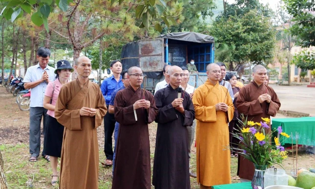 Chư tôn đức thực hiện nghi thức động thổ Chư tôn đức thực hiện nghi thức động thổ