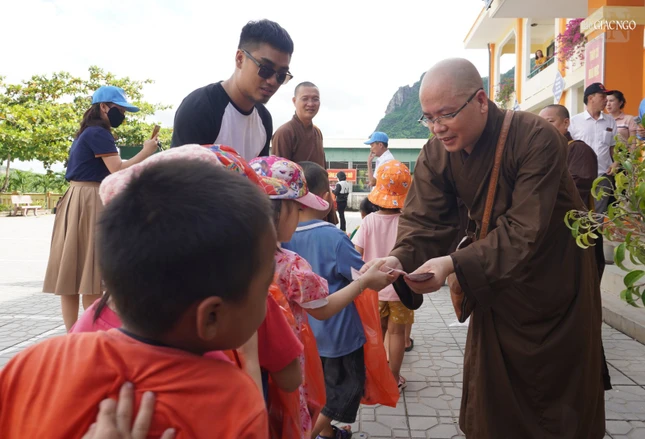 Thượng tọa Thích Minh Đạo tặng quà đến các em học sinh Trường Trung học và Tiểu học Trường Xuân, X.Trường Xuân, H.Quảng Ninh Thượng tọa Thích Minh Đạo tặng quà đến các em học sinh Trường Trung học và Tiểu học Trường Xuân, X.Trường Xuân, H.Quảng Ninh