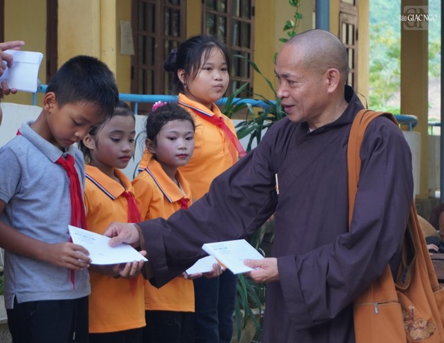 Thượng tọa Thích Trung Sơn trao các suất học bổng đến các em học sinh Thượng tọa Thích Trung Sơn trao các suất học bổng đến các em học sinh