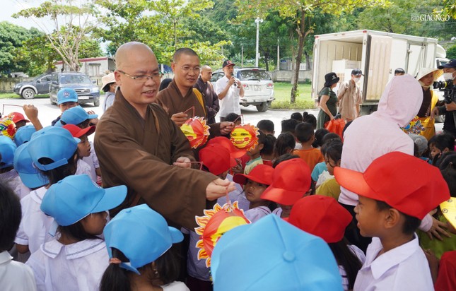 Chư tôn đức trao tặng lồng đèn đến các em Chư tôn đức trao tặng lồng đèn đến các em