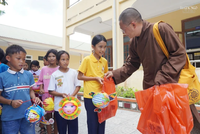 Đại đức Thích Minh Thật trao quà và lồng đèn đến các em học sinh Đại đức Thích Minh Thật trao quà và lồng đèn đến các em học sinh