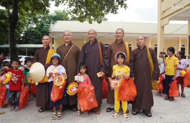 Trao học bổng đến các em học sinh Trao học bổng đến các em học sinh