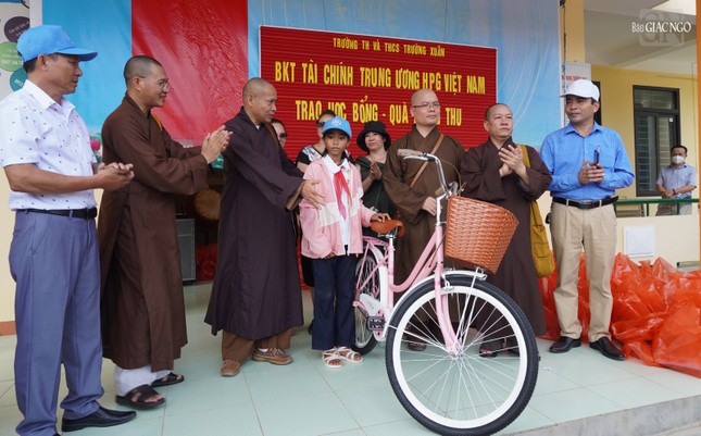 Ban Từ thiện xã hội GHPGVN TP.HCM tặng một chiếc xe đạp đến em học sinh tại Trường Trung học và Tiểu học Trường Xuân, X.Trường Xuân, H.Quảng Ninh Ban Từ thiện xã hội GHPGVN TP.HCM tặng một chiếc xe đạp đến em học sinh tại Trường Trung học và Tiểu học Trường Xuân, X.Trường Xuân, H.Quảng Ninh