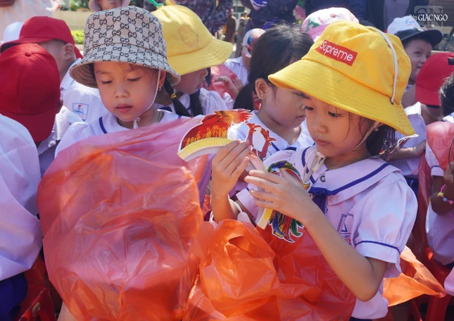 Có 503 phần quà được trao tại Trường Trung học cơ sở Lộc Thủy