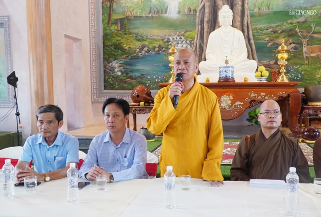 Thượng tọa Thích Minh Quang phát biểu tại các nơi đến tặng quà