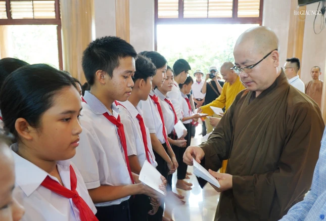 Tặng các suất học bổng đến các em Trường Trung học Mỹ Thủy