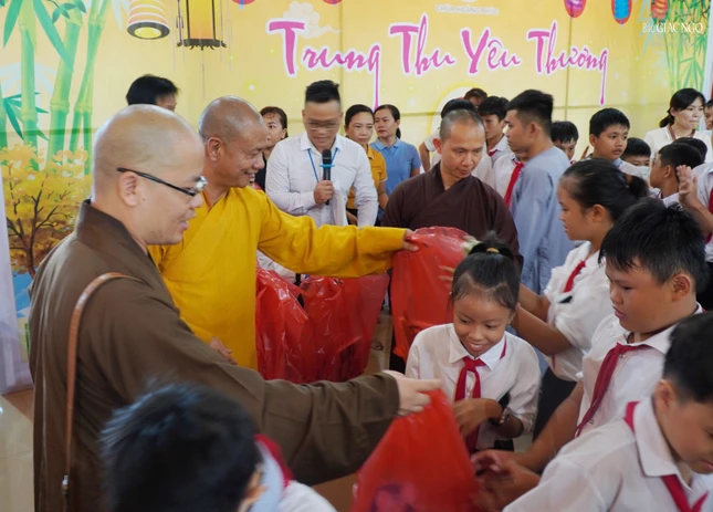 Trao quà trung thu đến các em xã Mỹ Thủy tại chùa Hoằng Phúc