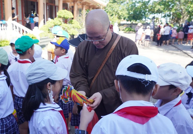 Thượng tọa Thích Minh Đạo hướng dẫn các em học sinh lắp lồng đèn tại chùa Hoằng Phúc