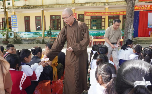 Tặng quà đền các em học sinh