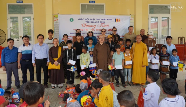 Đoàn trao các suất học bổng và quà đến các em trường Tiểu học Kim Thủy