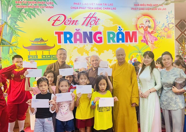 Chư tôn đức trao suất học bổng đến các em tại chùa Phật Tích