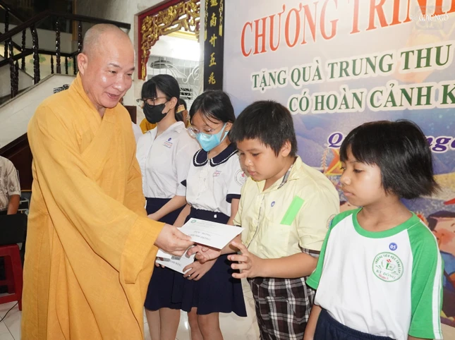 30 suất học bổng do Thượng tọa Thích Trí Huệ, Phó ban Hướng dẫn Phật tử TP.HCM tài trợ