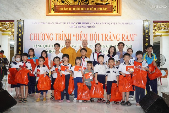 Hòa thượng Thích Chơn Không, Thượng tọa Thích Thiện Chơn - Phó Thường trực Ban Hướng dẫn Phật tử TP.HCM, ông Huỳnh Gia Giang trao quà trung thu đến các em trên địa bàn Q.3