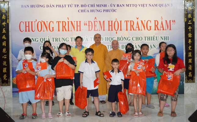 Các phần quà do chư tôn đức Ban Hướng dẫn Phật tử TP.HCM, chùa Hưng Phước và mạnh thường quân đóng góp