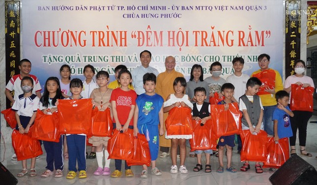 300 phần quà trung thu và 30 suất học bổng được trao tặng đến các em nhỏ trên địa bàn Q.3 tối 26-9 tại chùa Hưng Phước