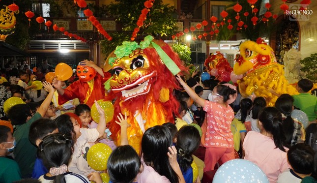 Các em nhỏ thích thú với màn múa lân của Gia đình Phật tử Đức Trí