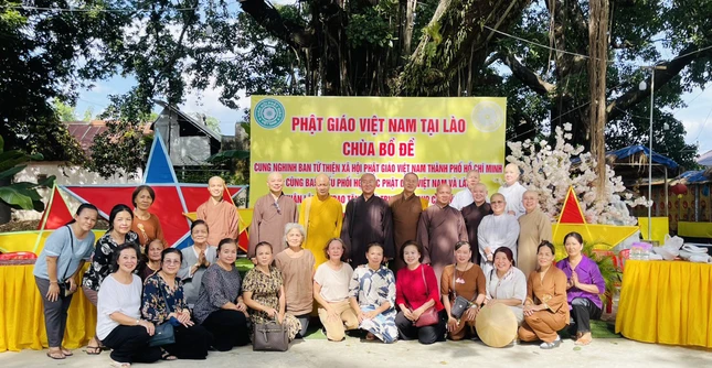 Đoàn lưu niệm tại chùa Bồ Đề (tỉnh Khammuan, Lào)