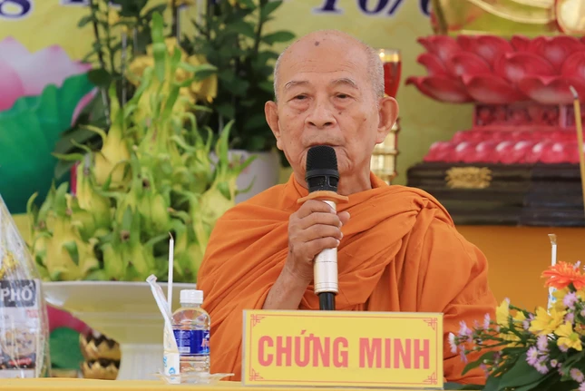 Trưởng lão Hòa thượng Giác Giới ban đạo từ