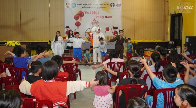 Các em nhỏ hào hứng hòa mình vào chương trình văn nghệ và các trò chơi dân gian