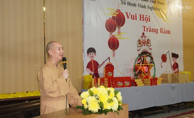 Đại đức Thích Nguyên Các, Phó Trụ trì chùa Vĩnh Nghiêm chia sẻ với các em những câu chuyện an lành