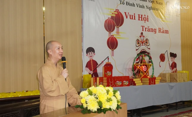 Đại đức Thích Nguyên Các, Phó Trụ trì chùa Vĩnh Nghiêm chia sẻ với các em những câu chuyện an lành