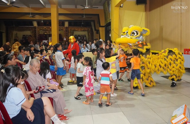 Hào hứng với chương trình múa lân