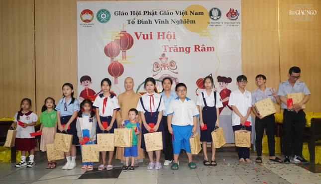 Đại đức Thích Nguyên Các và Phó Chủ tịch MTTQVN P.Võ Thị Sáu Nguyễn Lê Mỹ Hạnh trao học bổng khuyến học đến các em nhỏ