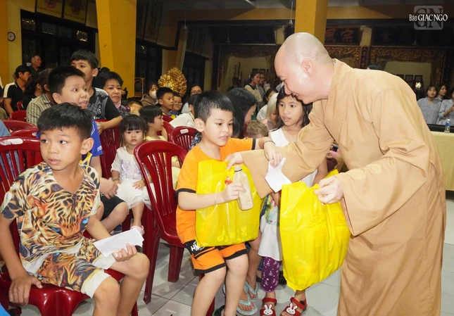 Đại đức Thích Nguyên Các trao quà trung thu đến các em tham dự