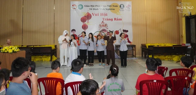 Gia đình Phật tử Vĩnh Nghiêm biểu diễn trong chương trình