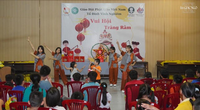 Các em thiếu nhi cùng hòa vào các tiết mục Vui hội Trăng rằm tại chùa Vĩnh Nghiêm