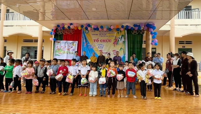 Tặng quà trung thu đến các em thiếu nhi