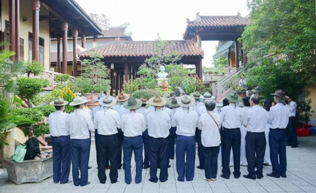 Ban Thường trực Ban Hướng dẫn Phân ban Gia đình Phật tử T.Ư đảnh lễ dâng hương tại Tổ đường Từ Đàm và tượng đài cư sĩ Tâm Minh Lê Đình Thám