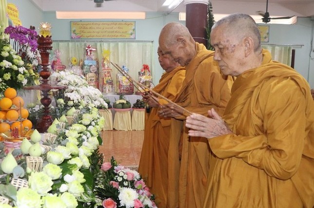 Chư tôn đức niêm hương Chư tôn đức niêm hương