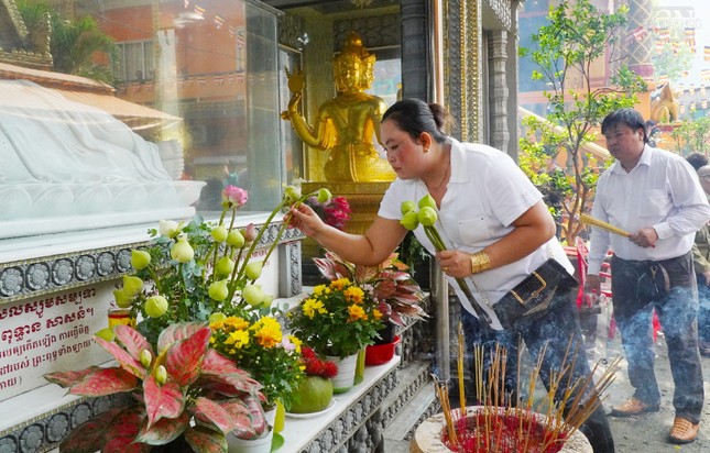 Phật tử dâng hoa cúng Phật