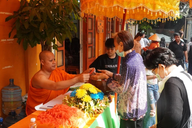 Chư Tăng chúc lành đến Phật tử