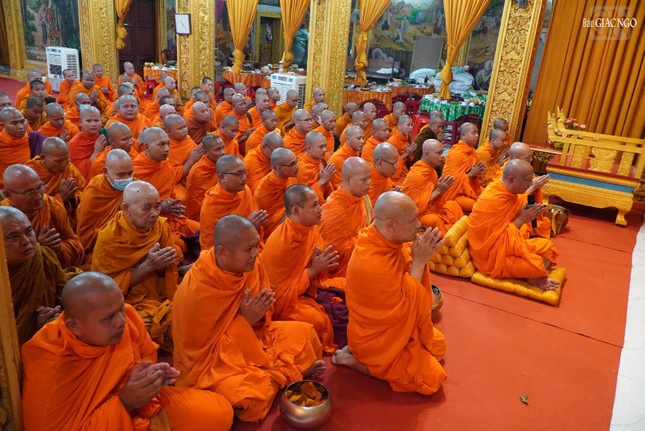 Chư Tăng thực hiện lễ bái Tam bảo trước khi thực hiện nghi thức đặt bát cúng dường