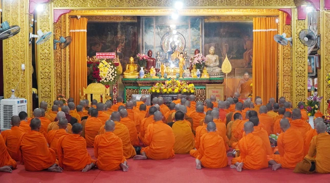 Quang cảnh buổi lễ tại chánh điện chùa Candaransi